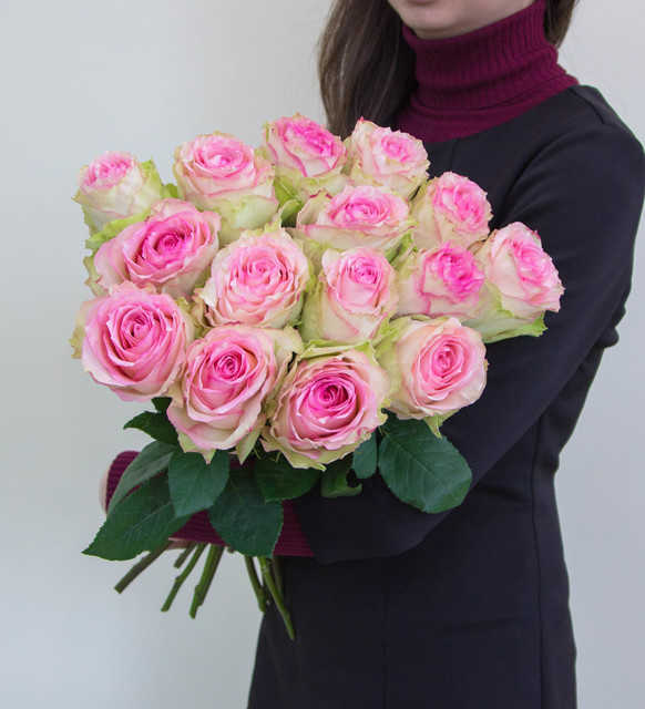 15 розовых роз с лентой
