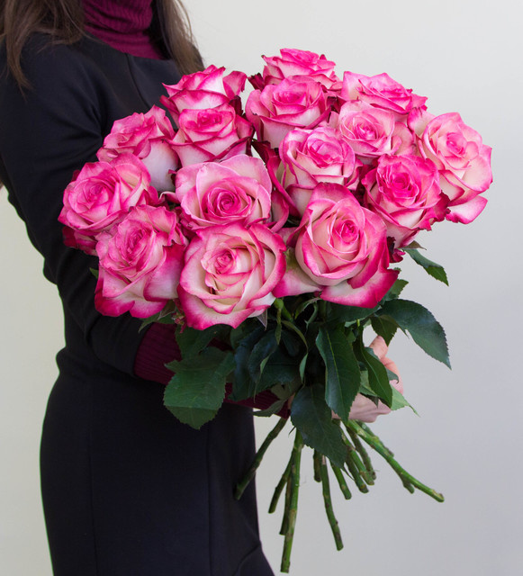 15 бело-розовых роз с лентой