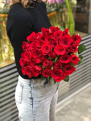 Роза Кения красная 50 см. 35 шт с лентой