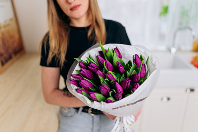 Моно из 25 фиолетовых тюльпанов в упаковке