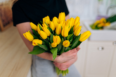 Моно из 25 желтых тюльпанов с лентой