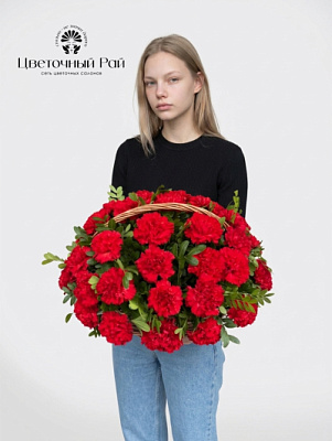 Корзина с красной гвоздикой