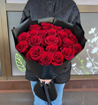 Моно из 20 бордовых роз в черной упаковке
