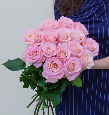 Моно из нежно-розовых роз с лентой