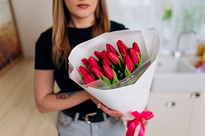 Моно из 15 красных тюльпанов в упаковке