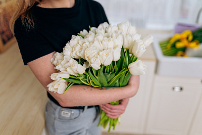 Моно из 35 белых пионовидных тюльпанов с лентой